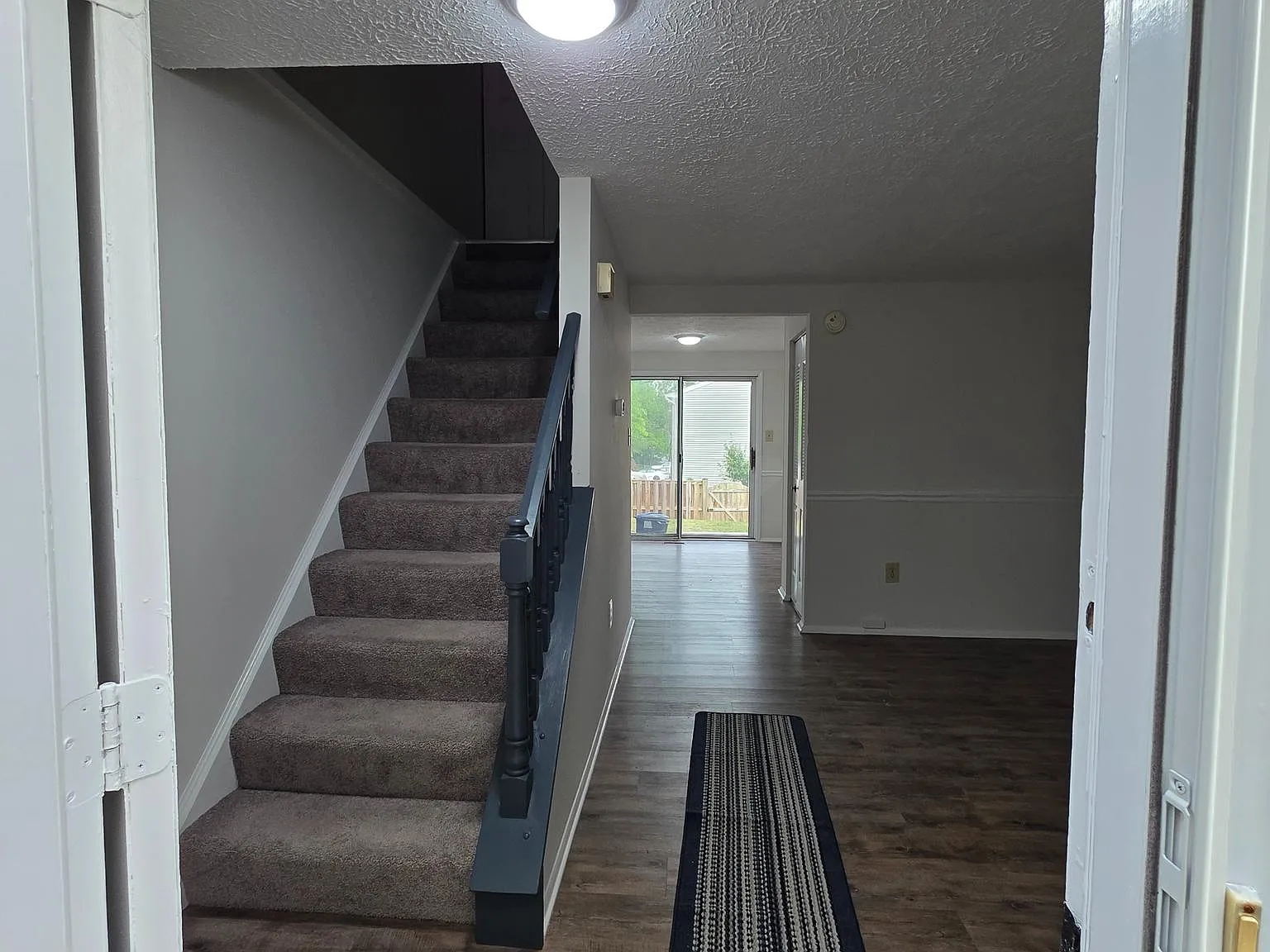 3 bed, 1.0 bath, 1730 sqft, $2,700 — Photo 2