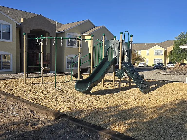 Las Lomas Apartments — Photo 5