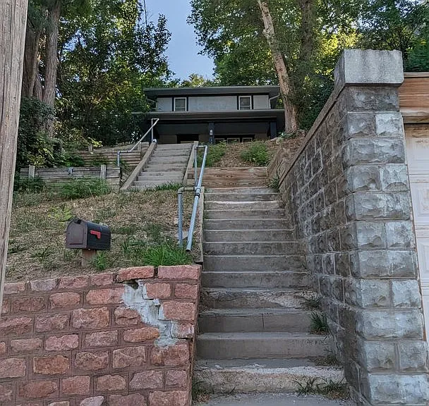 137 Nicholas St — Photo 16