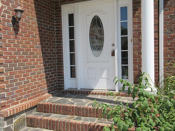 3rd image of 719 Cavalier Dr