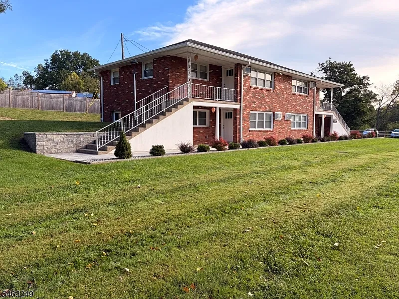 2 bed, 1.0 bath, 825 sqft, $2,150 — Photo 3
