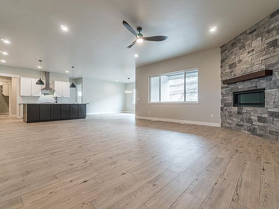5th image of 376 Aiguille Dr