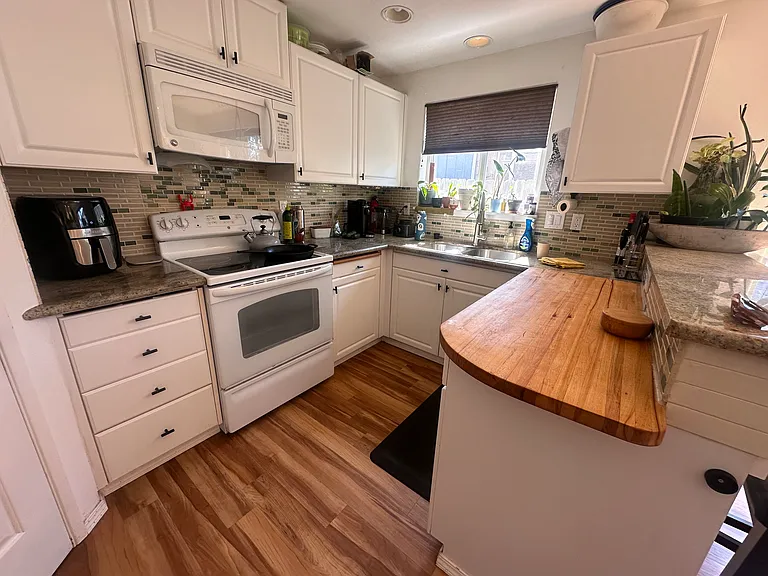 140 Lyon Pl SE — Photo 4