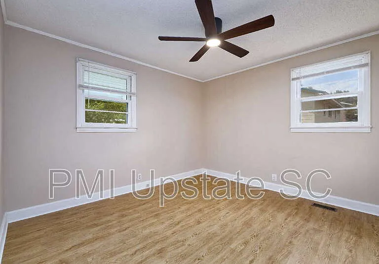 105 Truman St — Photo 8