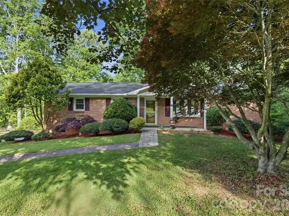 123 Castleton Ln, Hendersonville, NC 28791
