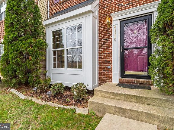 Quiet row of TH's nestled in a SFH neighborhood!