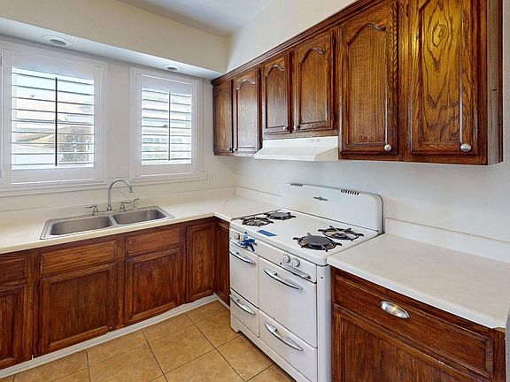 2nd image of 379 Palm Pl
