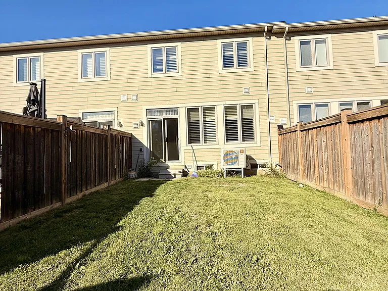 Hanson Cres — Photo 11