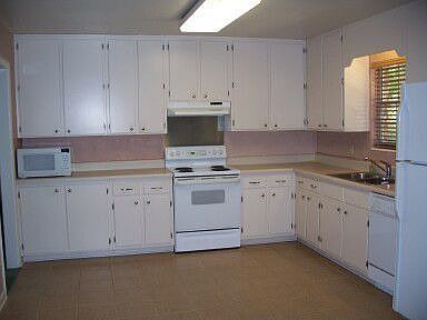 5th image of 2069 Greenwood Dr