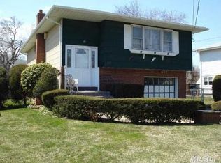 55 N Kings Ave, Lindenhurst, NY