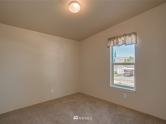 4th image of 875 Garden Ct Plz