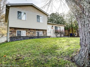 1265 Oregon Blvd, Waterford, MI 48327