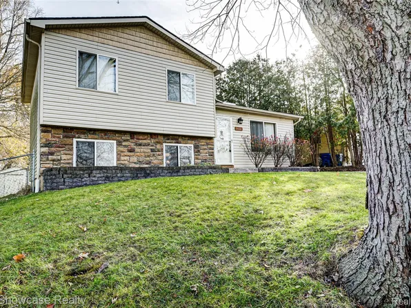 1265 Oregon Blvd, Waterford, MI 48327