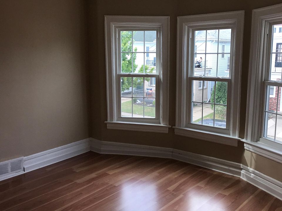 1st image of 127 Taunton Pl
