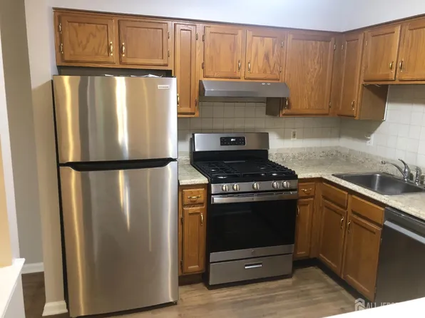 827 Waterford Dr, Edison, NJ 08817