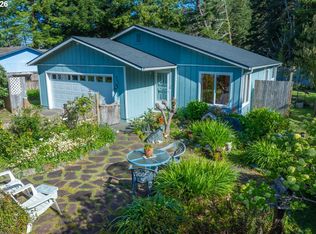 498 Lexington Ave NE, Bandon, OR 97411