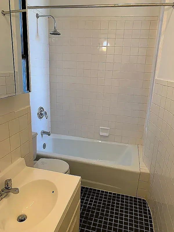 2586 Broadway — Photo 3