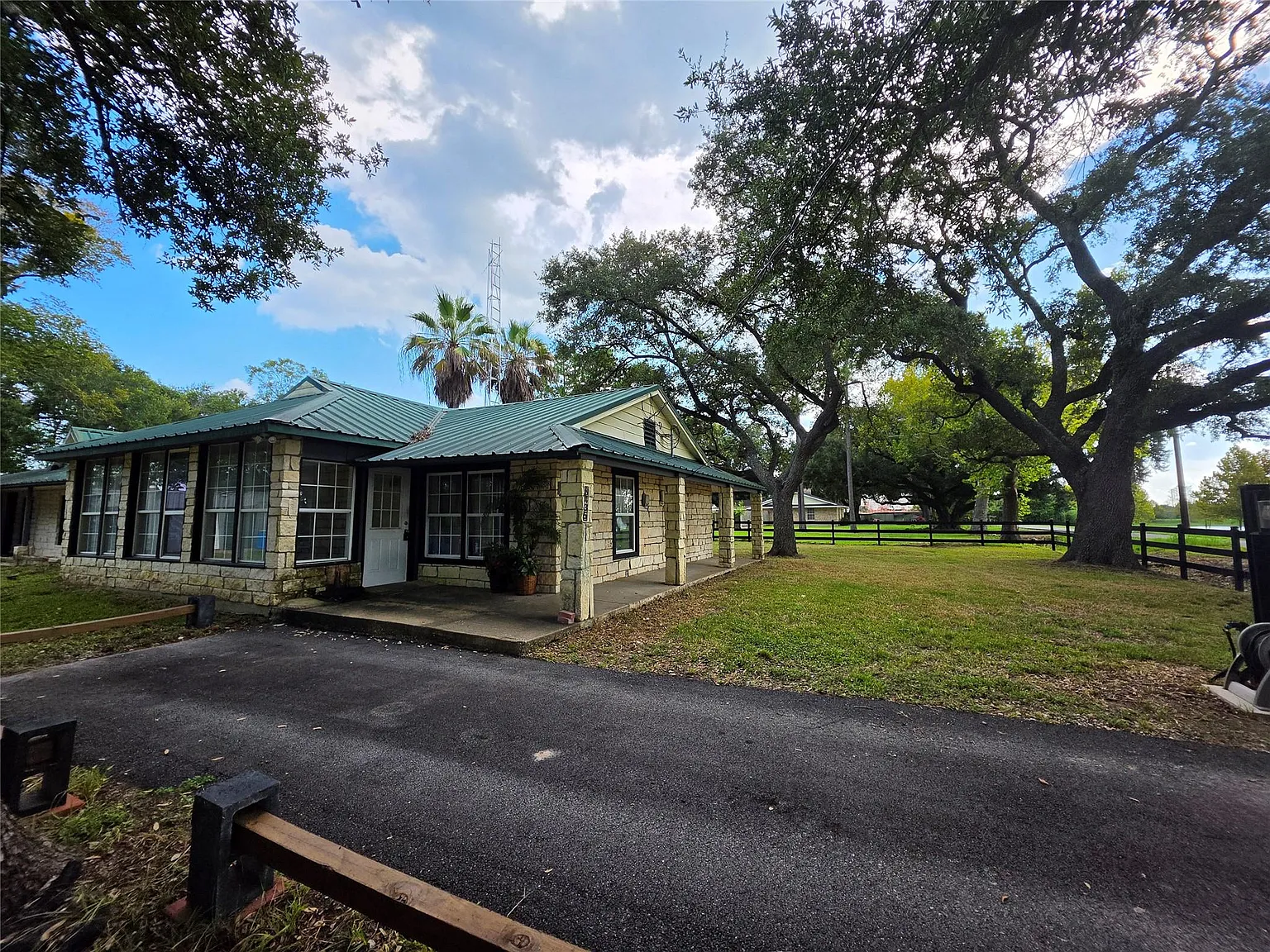 3 bed, 4.0 bath, 1969 sqft, $2,200 — Photo 2
