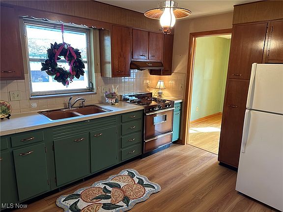3rd image of 1603 Plum St