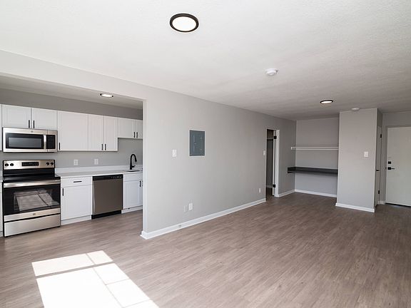 3rd image of 1424 N Pearl St APT 101