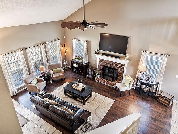 Fresh paint, vaulted ceiling