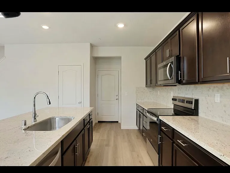 2260 Shoreline Dr — Photo 6
