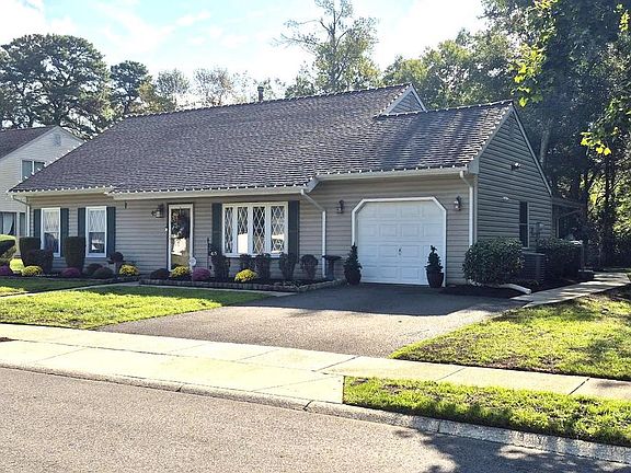 3rd image of 45 Eastmont Ln