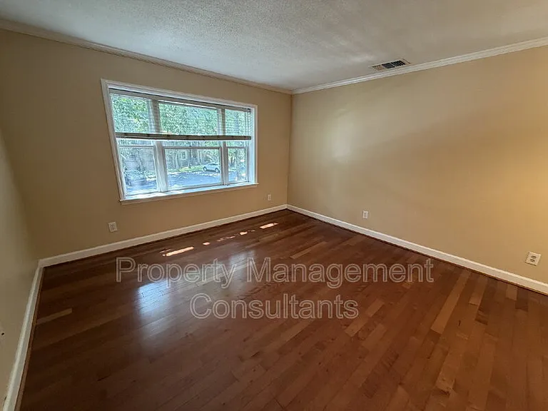 2083 Woodlawn Dr SW — Photo 5