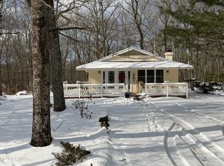 808 W Spur Ct, Hawley, PA 18428