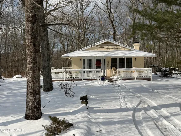 808 W Spur Ct, Hawley, PA 18428