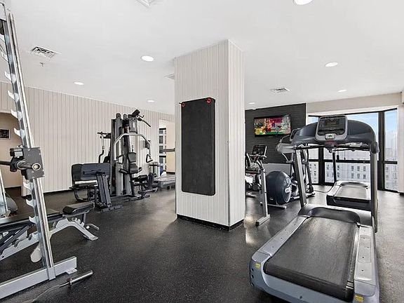 4th image of 1000 N Dearborn St #1706