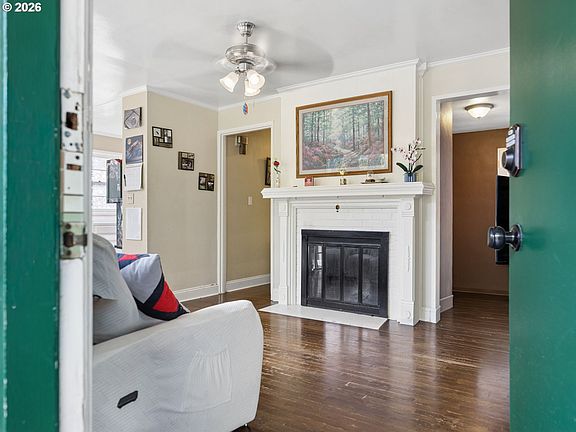 4th image of 1328 Oak St