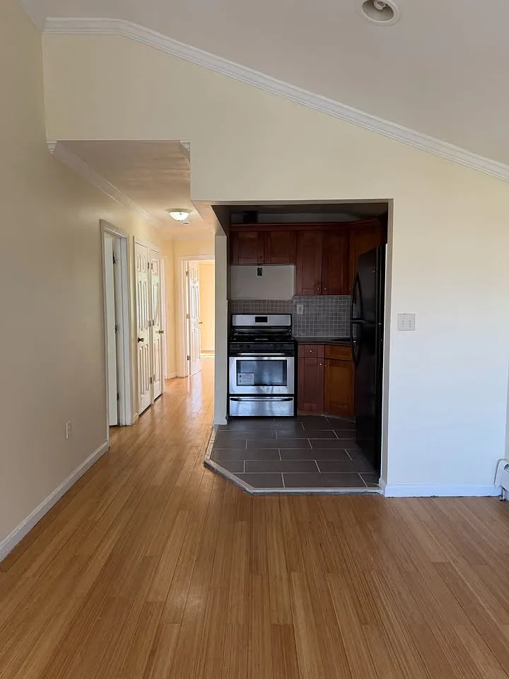 3 bed, 1000 sqft, $3,500 — Photo 2