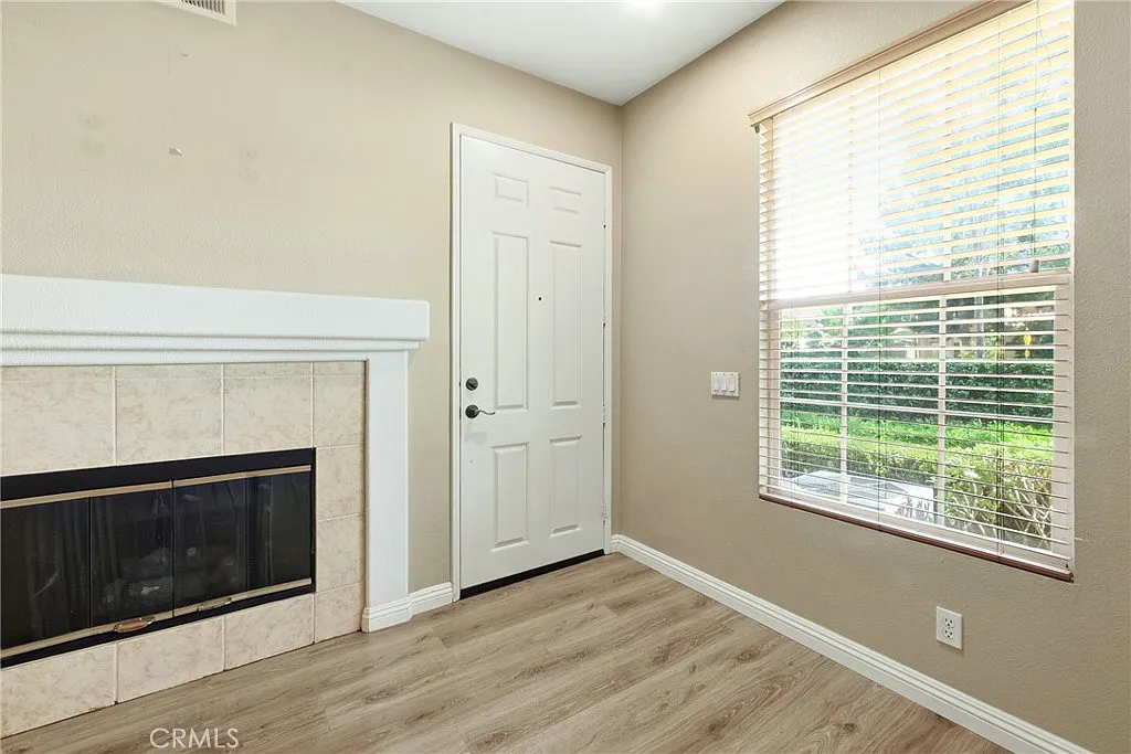 3 bed, 1907 sqft, $4,200 — Photo 2