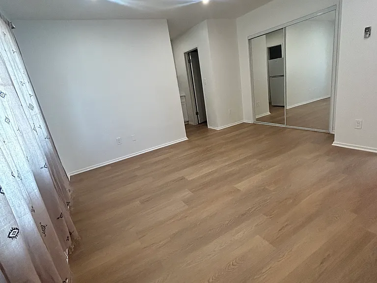 14924 Roscoe Blvd #1A — Photo 2
