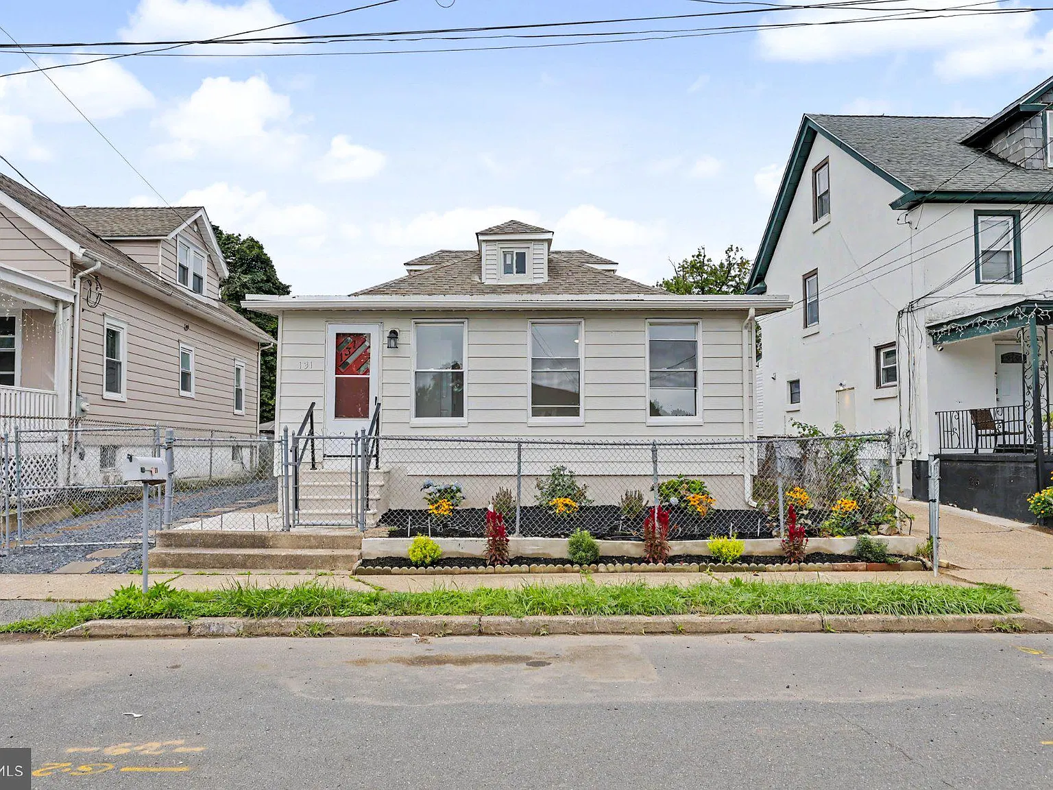 3 bed, 2.0 bath, 1152 sqft, $2,600 — Photo 2