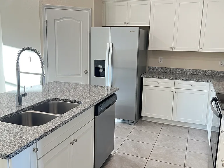 98 Pomona Way — Photo 4