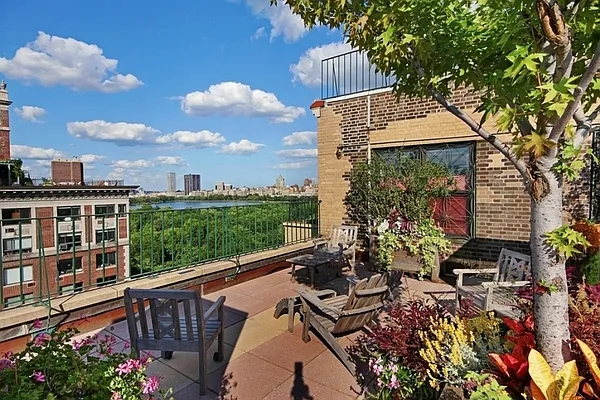 Sold by Mallan Real Estate Inc | media 21