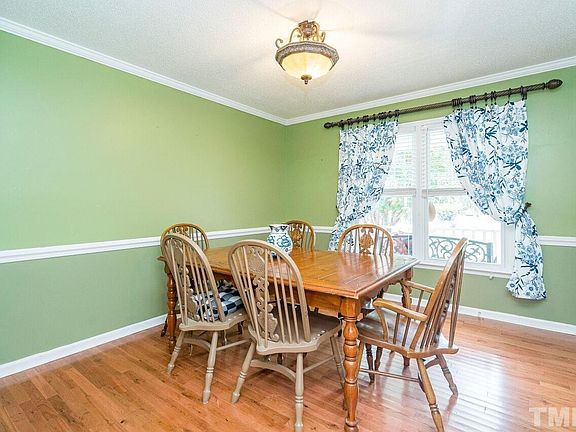5th image of 327 Carmil Dr