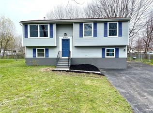 8305 Spicebush Trl, Liverpool, NY 13090