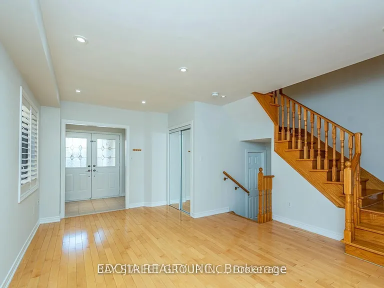 130 Royal Appian Cres — Photo 2