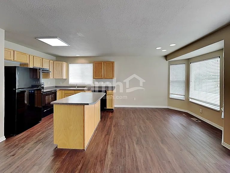 981 Stonehenge Dr — Photo 4