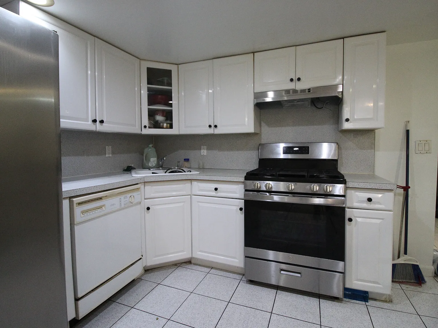 1 bed, 1800 sqft, $2,000 — Photo 3