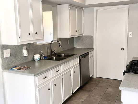 2nd image of 907 Greenlawn Blvd