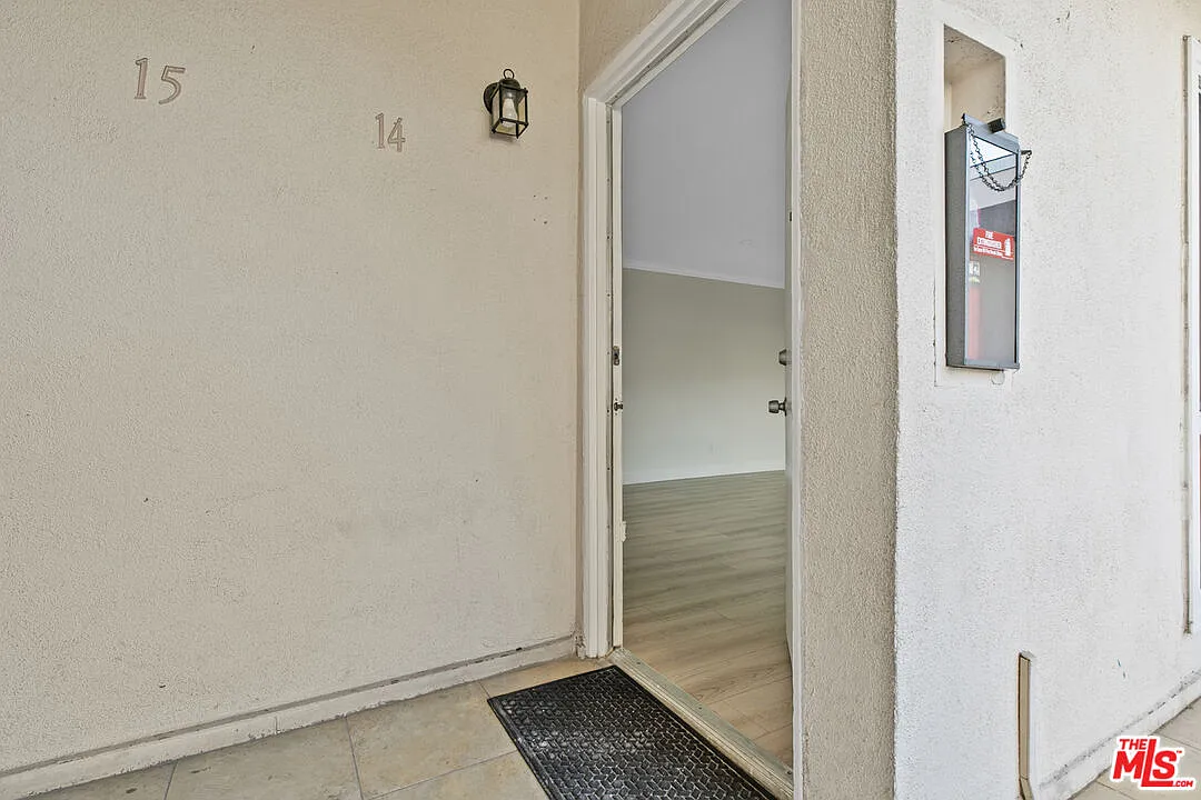 2 bed, 2.0 bath, 1100 sqft, $3,000 — Photo 2