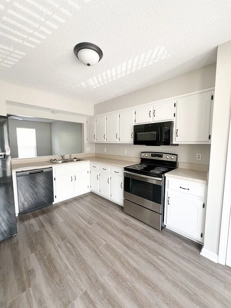 1232 Parkway Pl — Photo 3