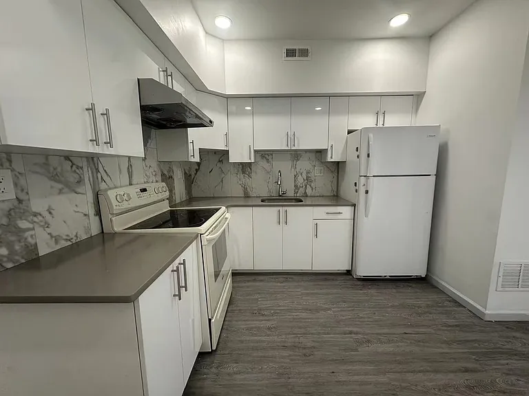 915 Washington Av — Photo 8