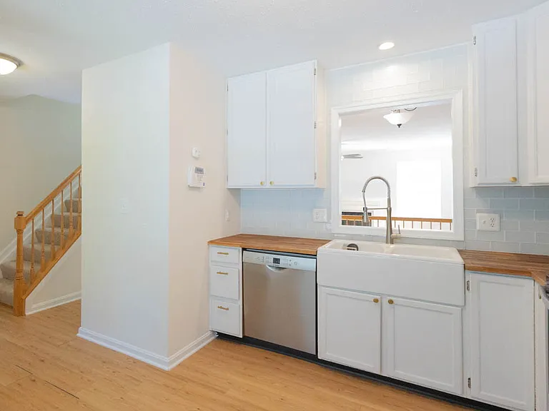 405 Lakeview Ct — Photo 2