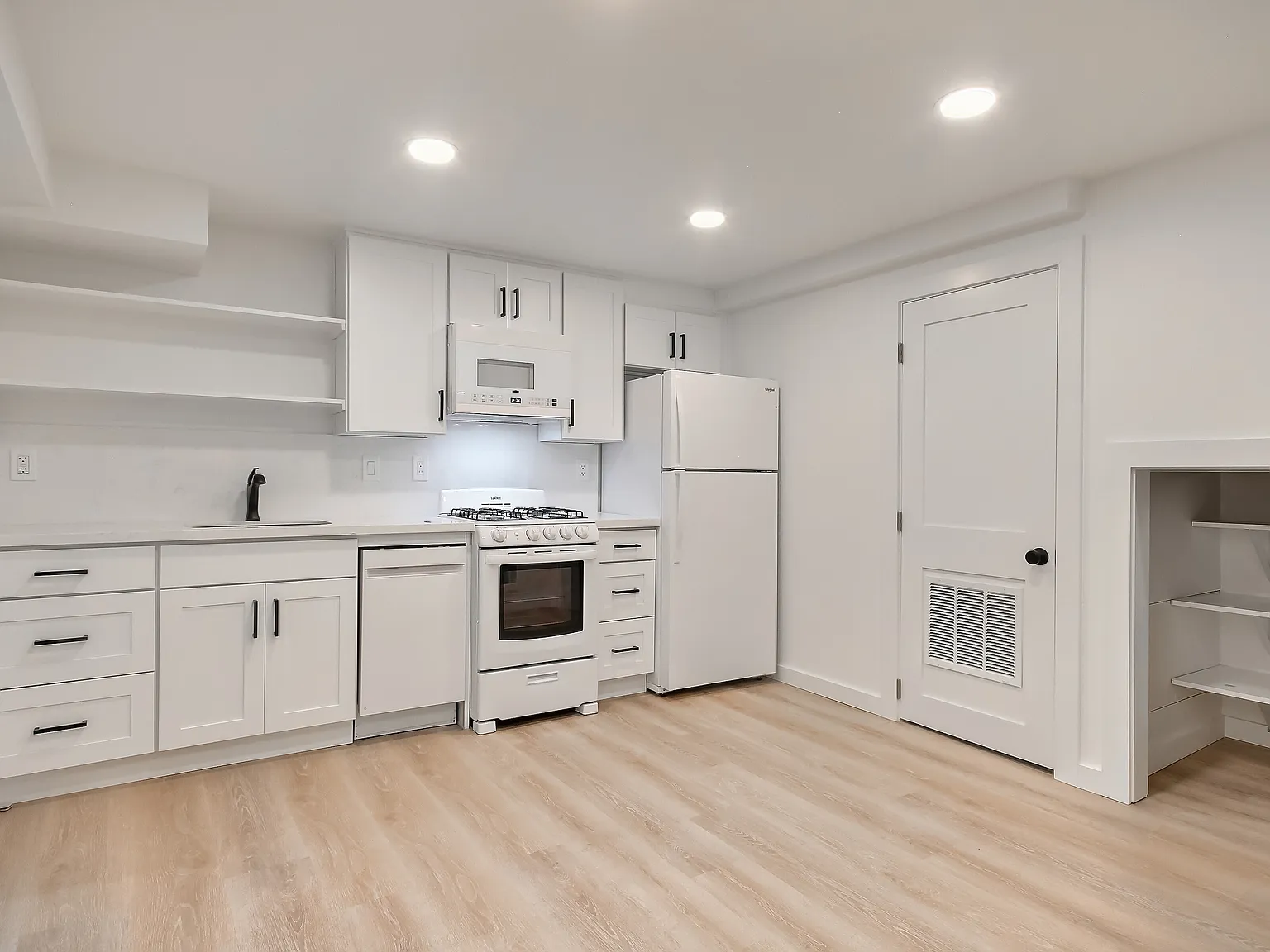 2 bed, 1200 sqft, $11,600 — Photo 4
