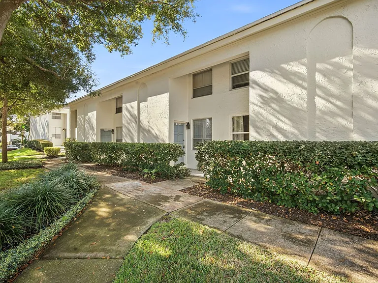 4521 W La Villa Ln — Photo 2